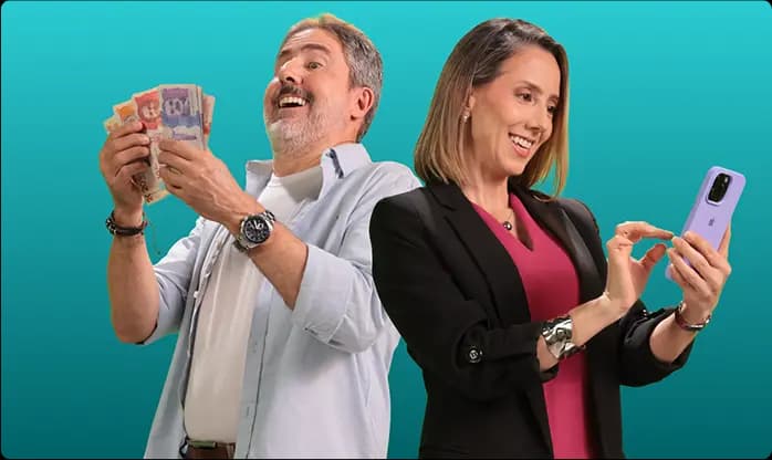 Hombre feliz con billetes y mujer usando celular, representando la flexibilidad del CDT digital para invertir entre 30 y 360 días según tus necesidades