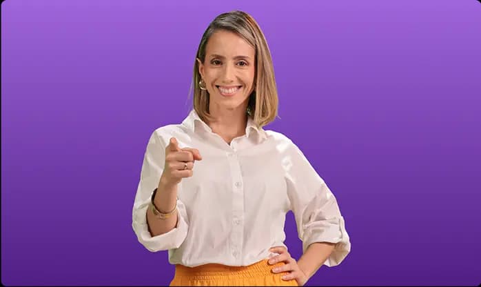 Mujer señalando con confianza para destacar la calificación AAA del CDT digital y su respaldo financiero garantizado