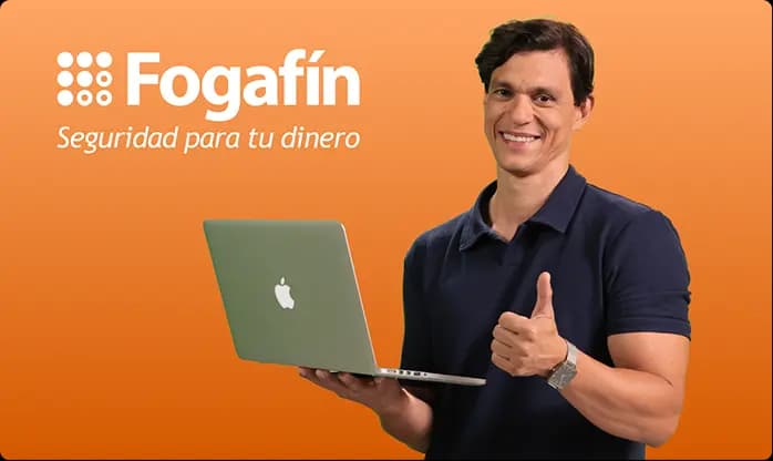 Hombre sonriendo con portátil mostrando respaldo del CDT digital protegido por Fogafín