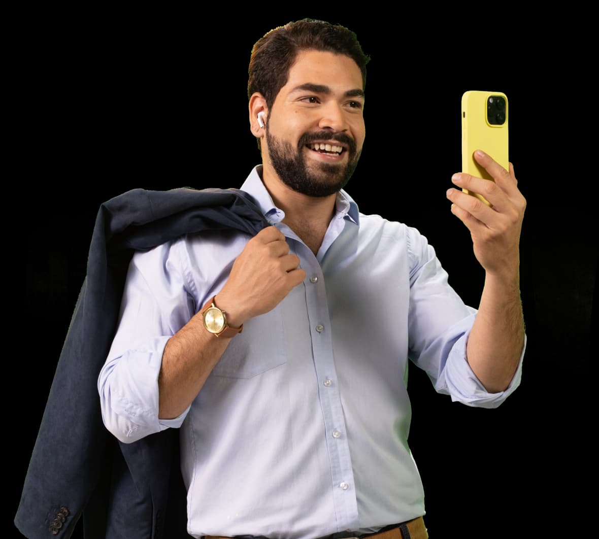 Persona sonriendo al ver los rendimientos de su CDT